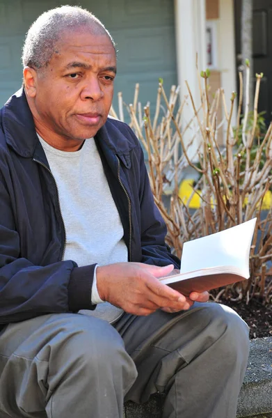 Hombre Afroamericano Senior Leyendo Libro Afuera —  Fotos de Stock