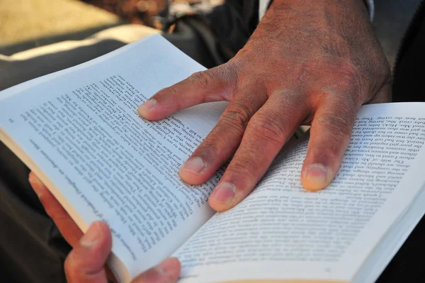 Hombre Afroamericano Senior Leyendo Libro Afuera — Foto de Stock