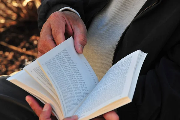 Africano Americano Macho Sênior Lendo Livro Fora — Fotografia de Stock