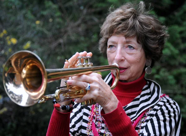 밖에서 트럼펫을 음악가로 성장하는 음악가 — 스톡 사진