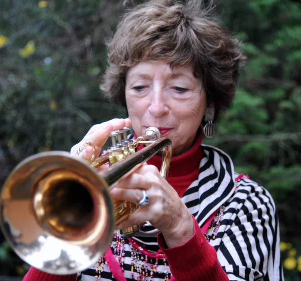 Ältere Jazzmusikerin Mit Ihrer Trompete Draußen — Stockfoto