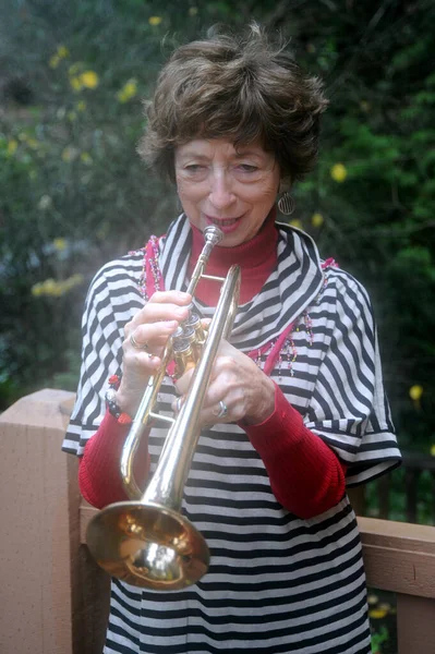 Madura Mujer Senior Jazz Músico Con Trompeta Fuera —  Fotos de Stock