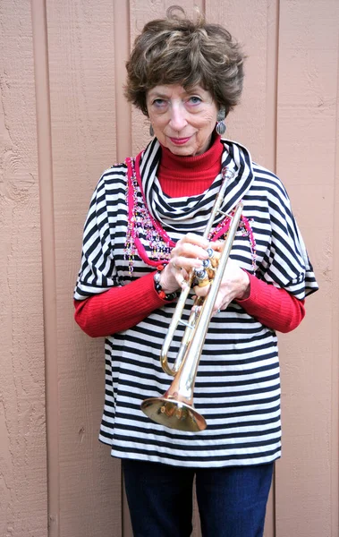 Maduro Feminino Sênior Músico Jazz Com Sua Trombeta Fora — Fotografia de Stock