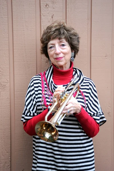 Volwassen Vrouwelijke Senior Jazz Muzikant Met Haar Trompet Buiten — Stockfoto