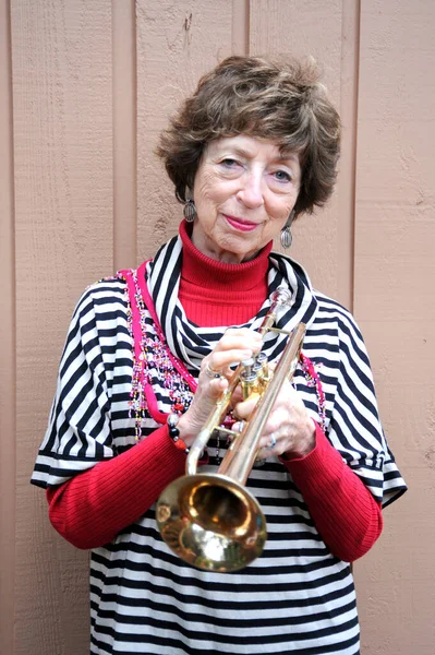 Пожилая Женщина Старший Джазовый Музыкант Трубой Улице — стоковое фото