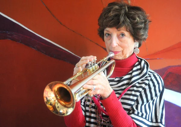 Madura Mujer Senior Jazz Músico Con Trompeta Fuera —  Fotos de Stock