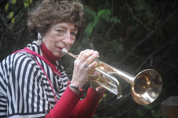 Volwassen Vrouwelijke Senior Jazz Muzikant Met Haar Trompet Buiten — Stockfoto