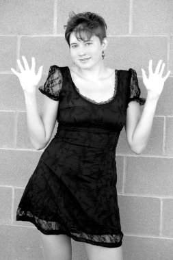 Kadın güzellik mankeni dışardaki duvara karşı..