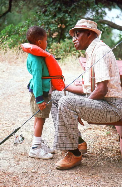 Seattle Octubre 2005 Circa Nieto Pescar Con Abuelo Por Primera — Foto de Stock