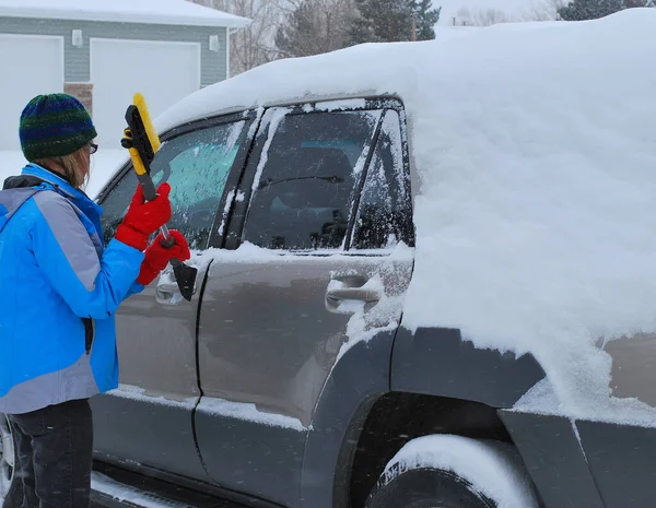 Madura Hembra Senior Quitando Nieve Invierno Coche Fuera — Foto de Stock