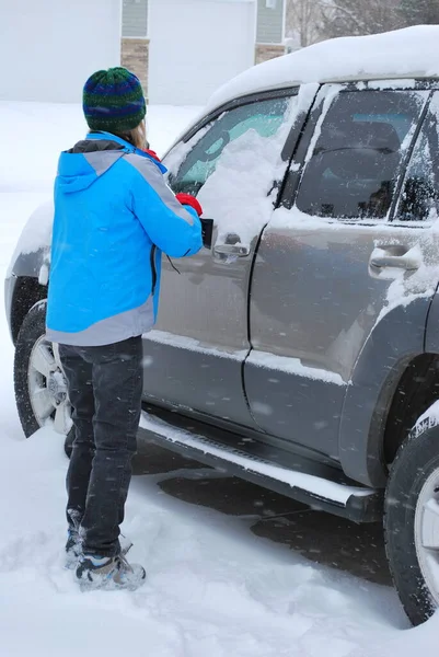 Gammal Kvinnlig Senior Bort Vinter Snö Från Sin Bil Utanför — Stockfoto