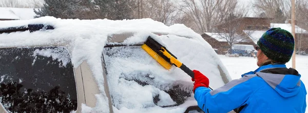 Maduro Feminino Sênior Removendo Neve Inverno Seu Carro Fora — Fotografia de Stock