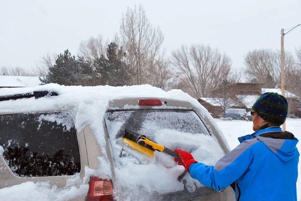 熟女シニア削除冬雪から彼女の車外 — ストック写真