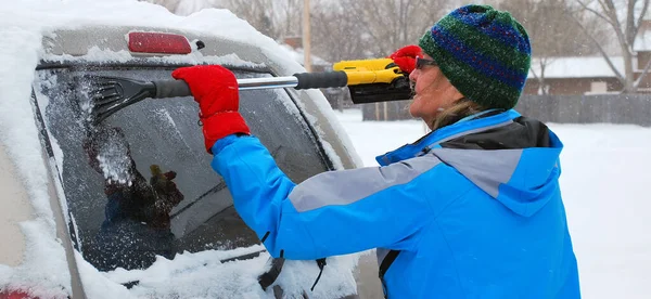 Maduro Feminino Sênior Removendo Neve Inverno Seu Carro Fora — Fotografia de Stock