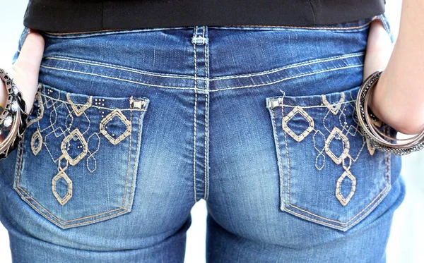 Sexig Biker Tjej Som Står Utanför Klädd Blå Jeans — Stockfoto