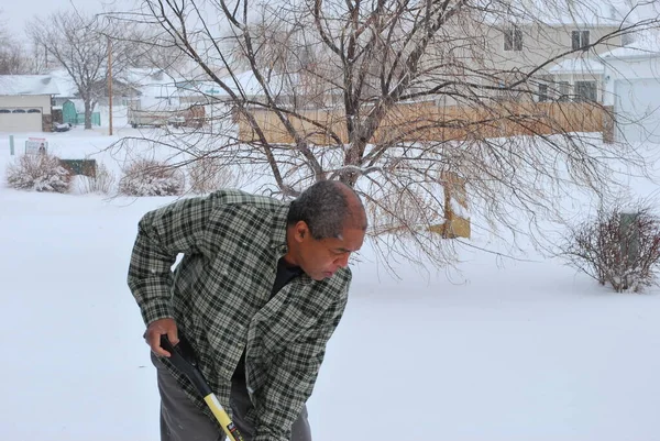 Afrykański Amerykański Mężczyzna Senior Łopatą Zima Śnieg Zewnątrz — Zdjęcie stockowe