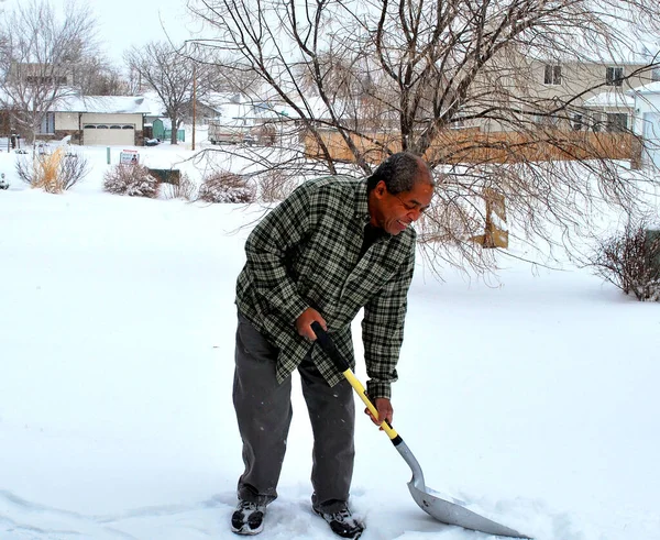 Afrikansk Amerikansk Man Senior Skotta Vinter Snö Utanför — Stockfoto