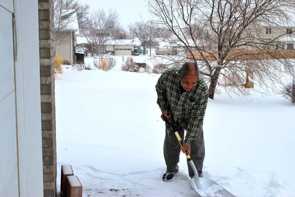 Afrikansk Amerikansk Man Senior Skotta Vinter Snö Utanför — Stockfoto
