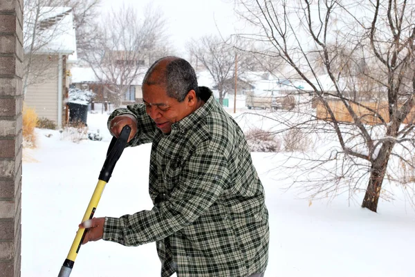 Afro Americano Hombre Mayor Paleando Nieve Invierno Afuera — Foto de Stock