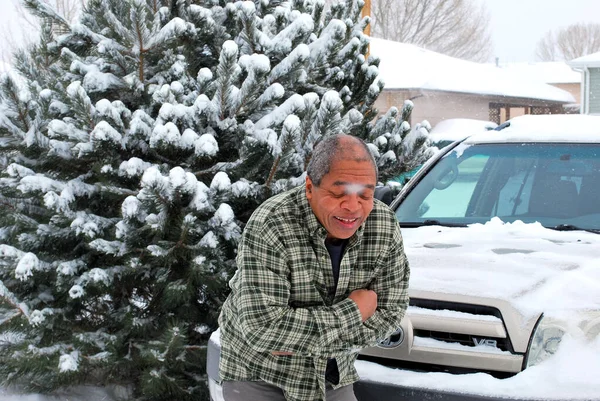 冬の雪の中でアフリカ系アメリカ人男性のシニア表現屋外 — ストック写真