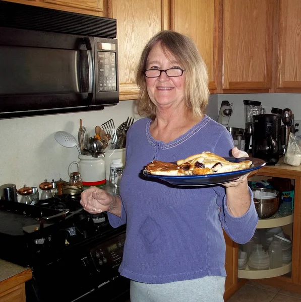 Ältere Weibliche Blonde Seniorin Mit Pfannkuchen Zum Frühstück Hause — Stockfoto