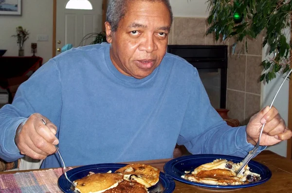 Africano Americano Mayor Teniendo Panqueques Para Desayuno —  Fotos de Stock