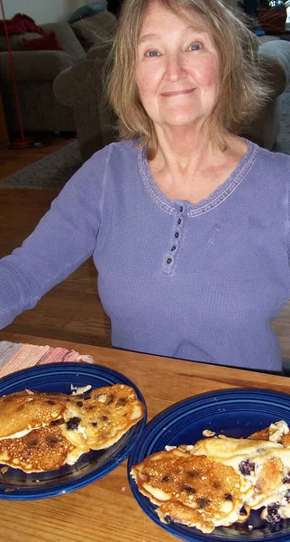 Ältere Weibliche Blonde Seniorin Mit Pfannkuchen Zum Frühstück Hause — Stockfoto