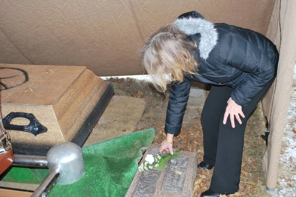 Rijpe Vrouw Woont Een Begrafenis Bij — Stockfoto