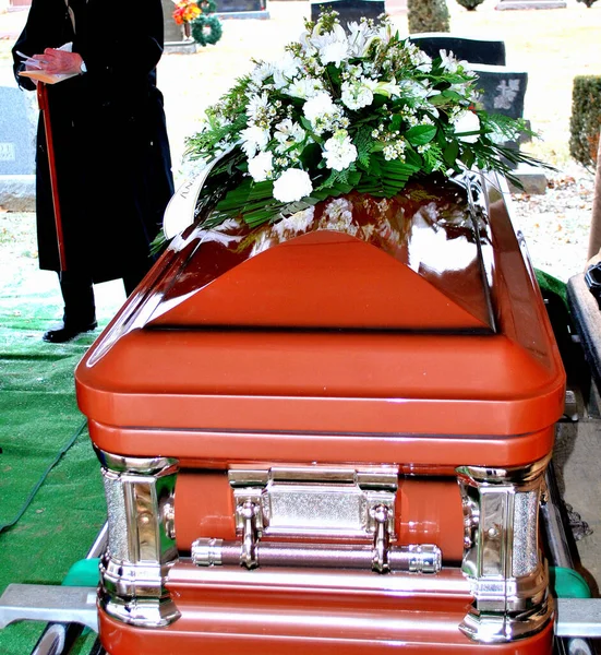 Casket Loved One Displayed Outdoors — Stock Photo, Image