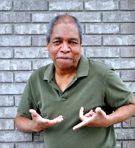 Afro Amerikaanse Man Senior Uitdrukkingen Tegen Een Muur Buiten — Stockfoto