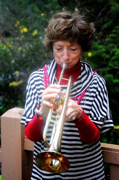 Gammal Kvinnlig Senior Trumpet Spelare Blåser Hennes Horn Utanför — Stockfoto