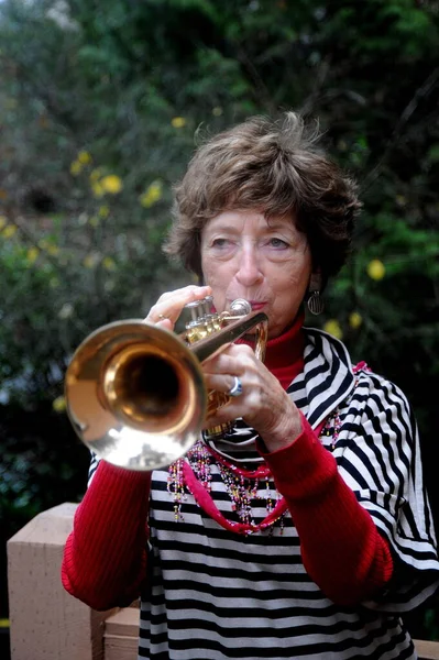 Gammal Kvinnlig Senior Trumpet Spelare Blåser Hennes Horn Utanför — Stockfoto