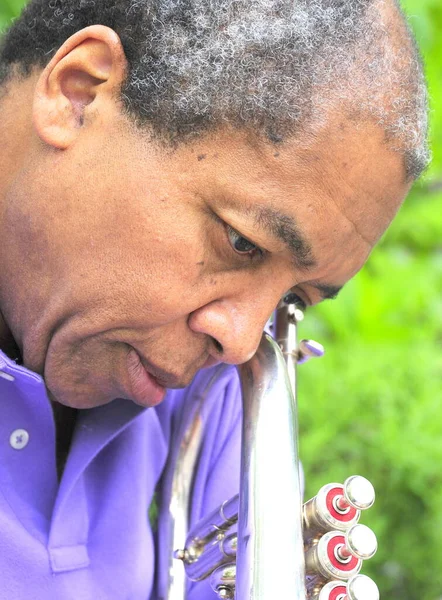 Afro Amerikan Caz Müzisyeni Ifadelerle Dışında Onun Flügelhorn — Stok fotoğraf