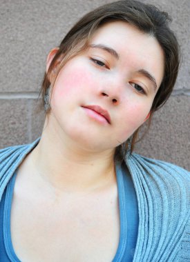 Kadın güzellik mankeni dışardaki duvara karşı..