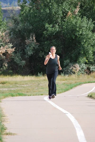 산책로를 달리는 여성의 아름다움 — 스톡 사진