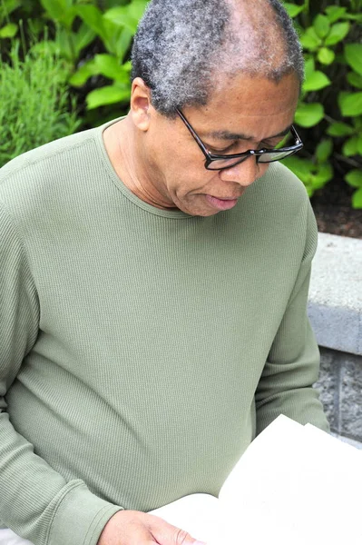 Hombre Afroamericano Senior Leyendo Libro Afuera — Foto de Stock