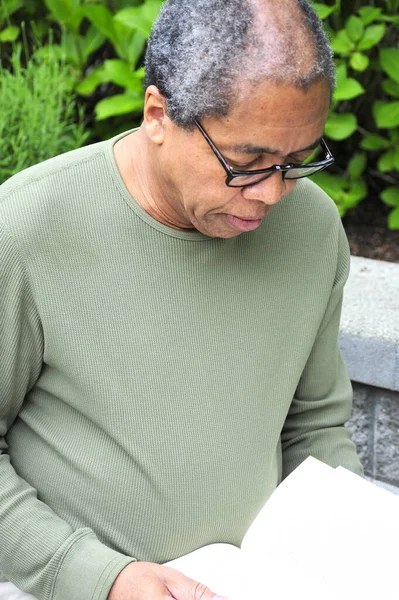 Africano Americano Macho Sênior Lendo Livro Fora — Fotografia de Stock