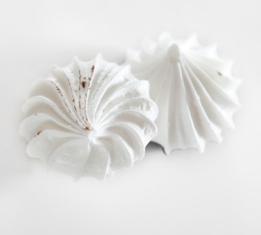beyaz üzerine yapılan iki meringues