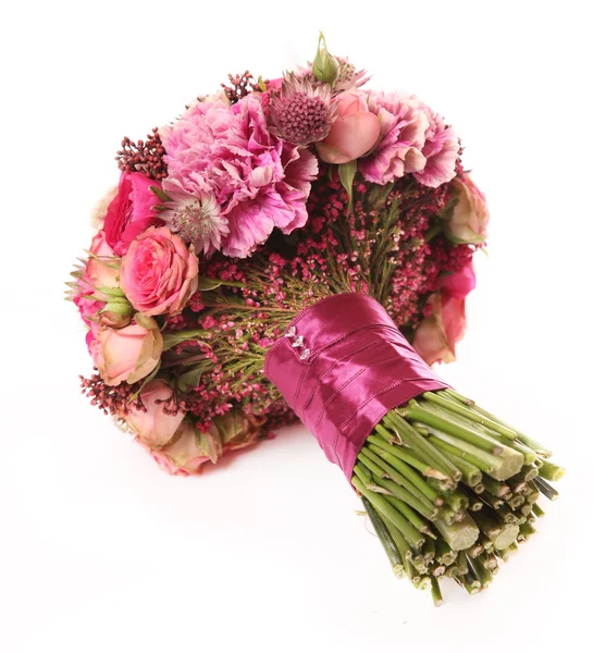 Svatební kytice s astrantia, skimma, brassica, růže bush, běžel — Stock fotografie