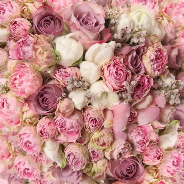 Весільний букет з трояндовим кущем, Ранункулус. — стокове фото