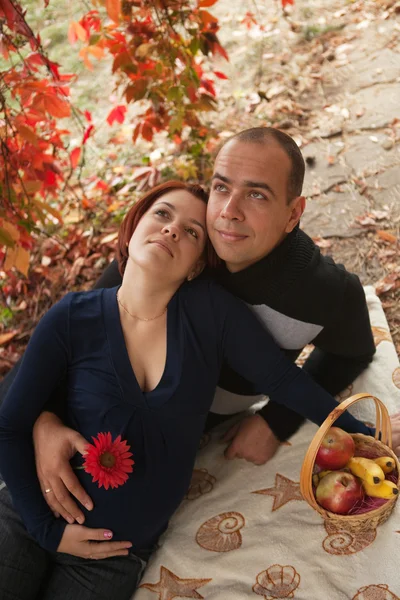 Man and a pregnant woman at a picnic — Stock Photo, Image