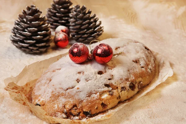 Kerstmis zoete gesneden houten bord 'log' op de achtergrond bebloemde — Stockfoto