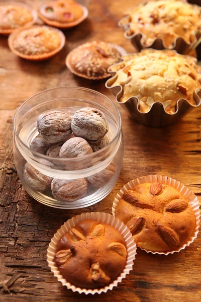 Handgemaakte muffins en potten van gekleurde wit walnoot op de backgr — Stockfoto