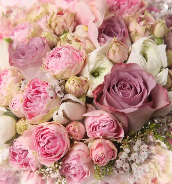 结婚花束与玫瑰花丛，迷迭香 — 图库照片#