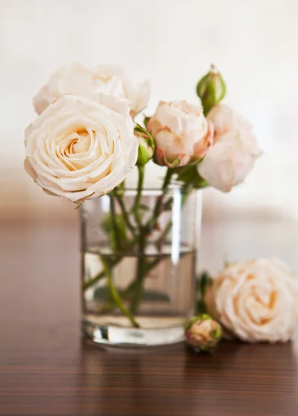 Rosas en un vaso —  Fotos de Stock