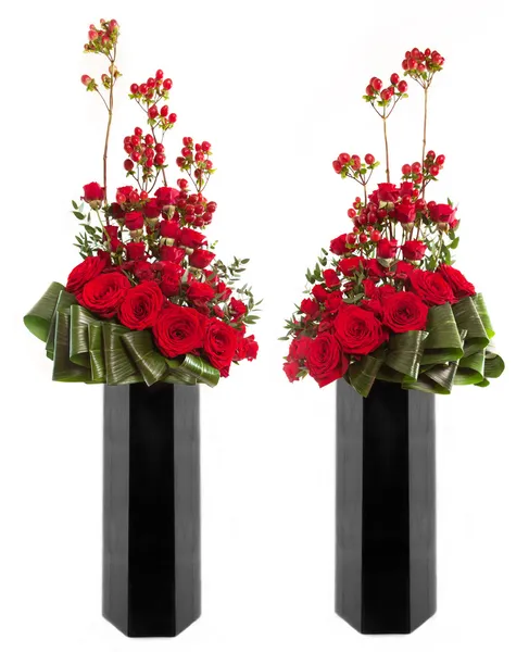 Offizieller klassischer Blumenschmuck in einer hohen Glasvase schwarz — Stockfoto