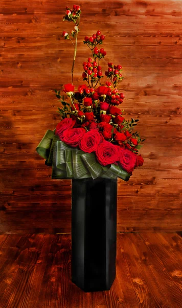 Oficiální klasické květinové aranžmá ve vysoké skleněné váze černá — Stock fotografie