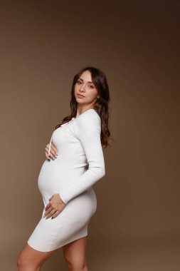 Stüdyoda kağıt üzerinde bir kız