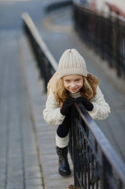 Sonbahar kıyafetleri içinde yürüyüşe çıkmış bir kız.