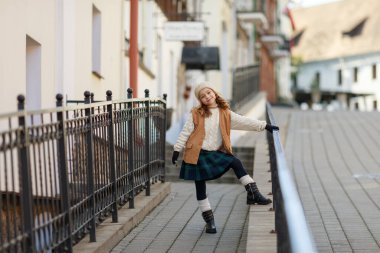 Sonbahar kıyafetleri içinde yürüyüşe çıkmış bir kız.